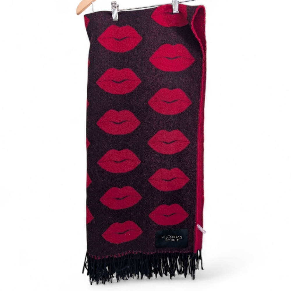 Y2K Victoria's Secret Kiss Me Lips Scarf
